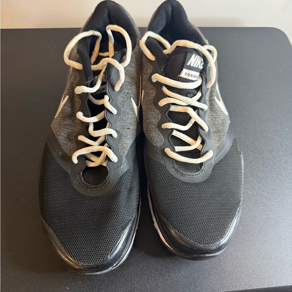 Nike women’s Black and White Athletic Sneakers - Picture 2 of 3